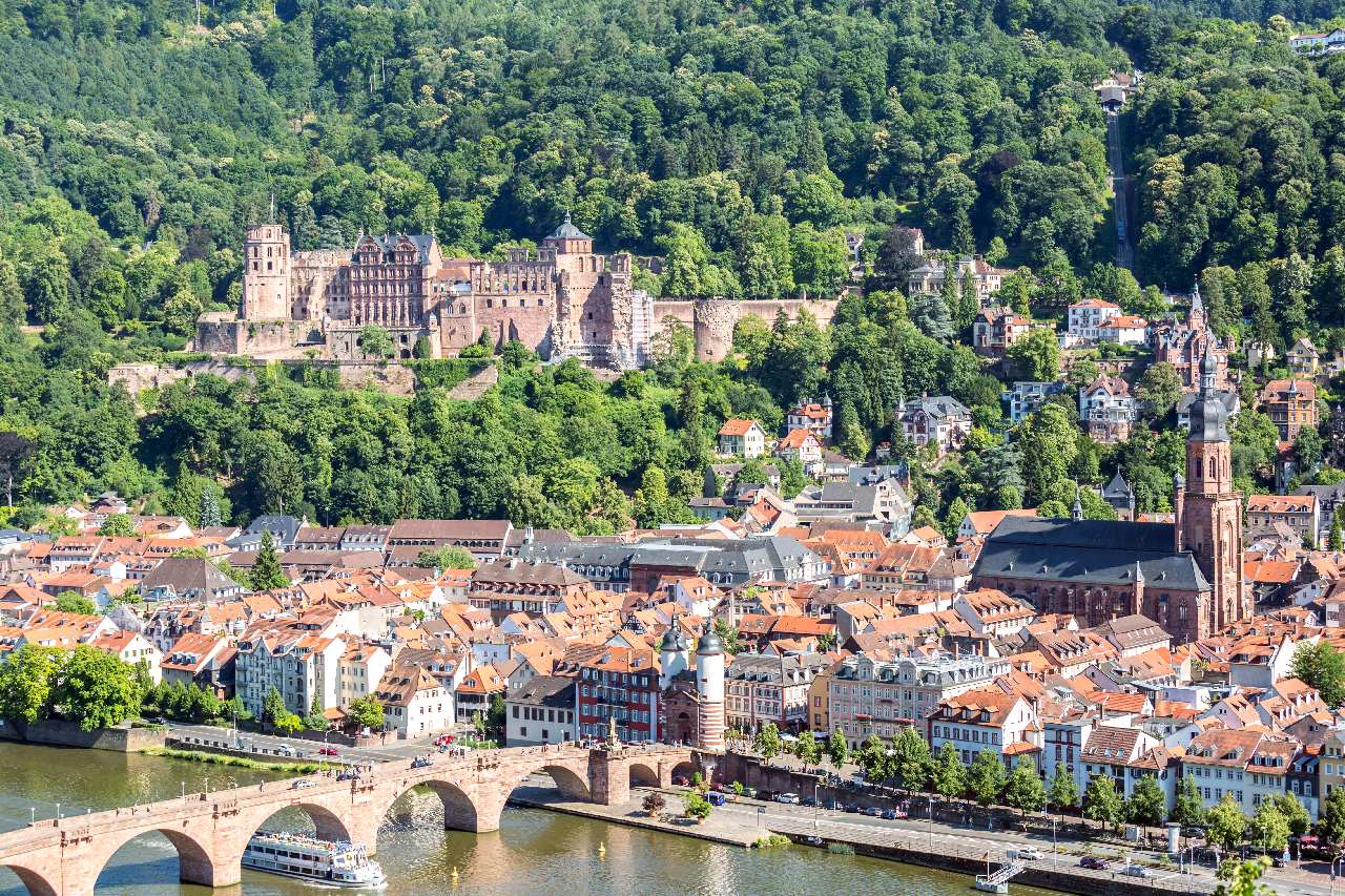 Blick auf Heidelberger Schloss und Karl-Theodor-Brücke / View of Heidelberg Castle and Karl Theodor Bridge
