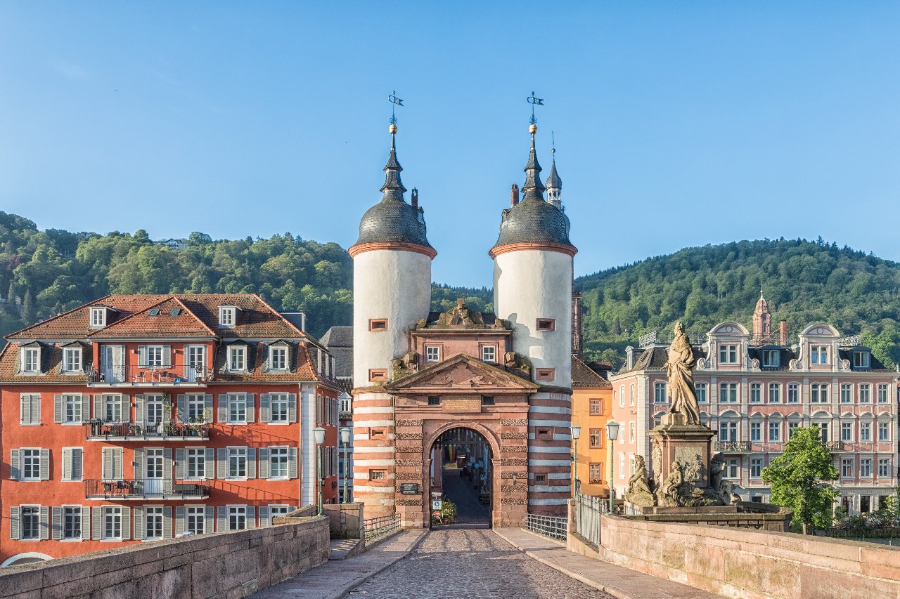 Alte Brücke mit dem Brückentor / View of Heidelberg Castle and Karl Theodor Bridge